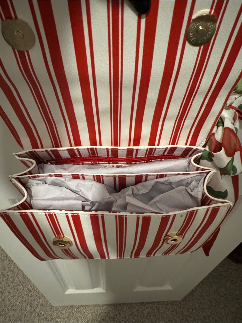 Betsey Johnson XOMYLO2 Vegetable Garden Crossbody Bag Shoulder Bag, Red & White - Picture 6 of 6
